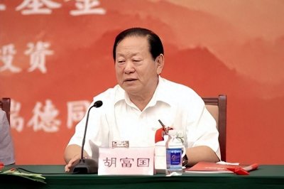 ​胡富国离晋赴京，数万人车站相送，胡含泪：我最后死还要回到山西