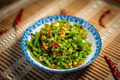 ​空心菜梗的做法（夏天空心菜梗最好吃的做法，学会这一招，酸辣脆爽，翠绿不发