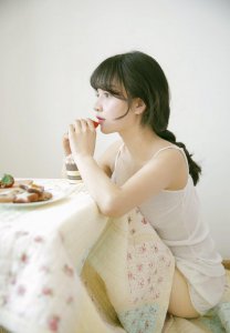 ​日系小清新美女萝莉白嫩肌肤性感美腿居家吊带唯美写真集