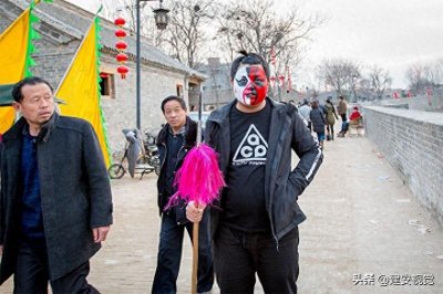 ​运河小镇祭火神，红黄黑绿脸谱怪，外行看花俏，内行看脸窍