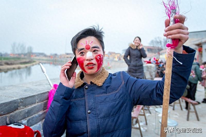 运河小镇祭火神，红黄黑绿脸谱怪，外行看花俏，内行看脸窍