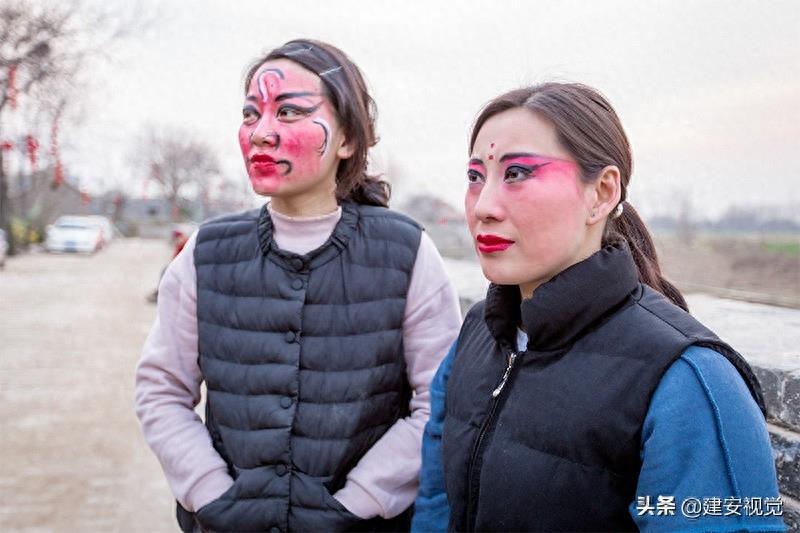 运河小镇祭火神，红黄黑绿脸谱怪，外行看花俏，内行看脸窍