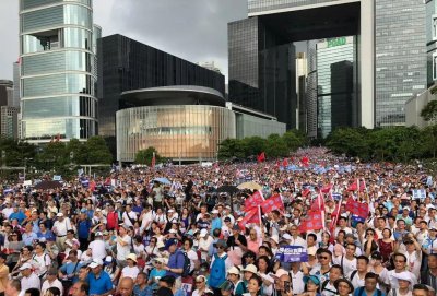 ​梁家辉、谭咏麟…冒雨上街撑警察！