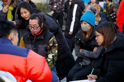 ​赵薇素颜现身片场 首次担任网剧监制 看起来比年轻演员还漂亮