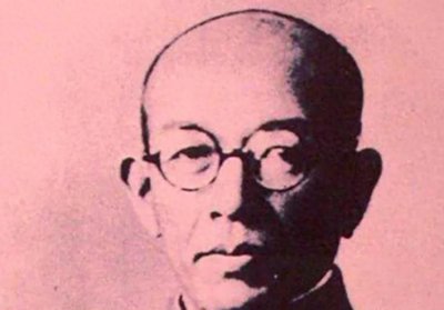 ​1939年，日军少将中村正雄正在训话，忽然腹部一热