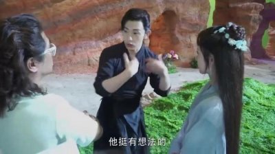 ​花絮里邓伦用陨魔杵敲杨紫肚子，魔尊大大，你每天会被自己帅醒吗