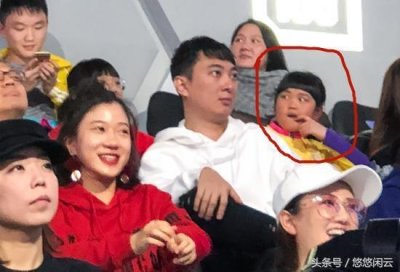 ​王思聪现身偶像练习生决赛现场，却被身边乱入的小女生抢了镜