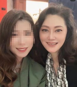 ​60岁大宋佳与二婚老公同框，皮肤细嫩似少女，在国外靠卖衣服赚钱